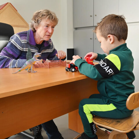 Logopedisch onderzoek met een kind in de praktijk